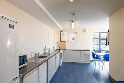 A band 3 ensuite kitchen in James College. Example room layout. Actual layout and furnishings may vary. 
